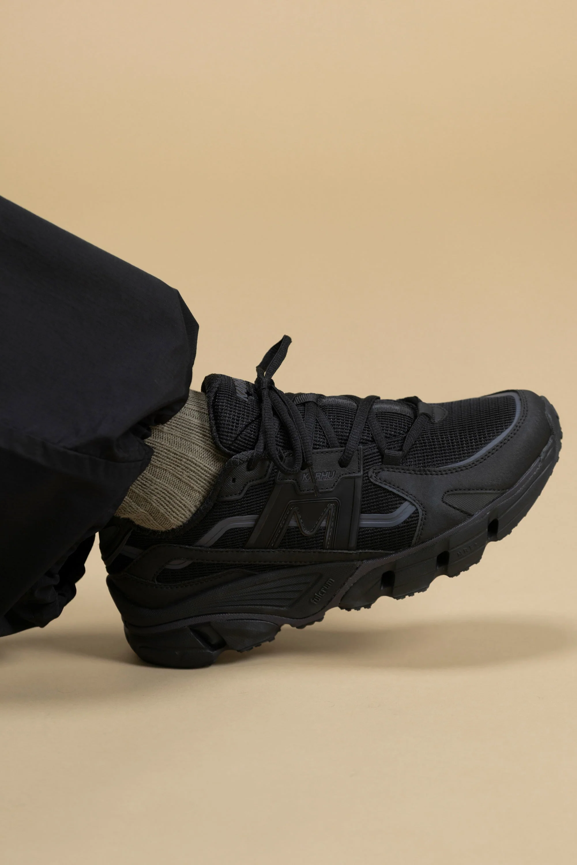 SUPER FULCRUM - BLACK / BLACK - Image 9