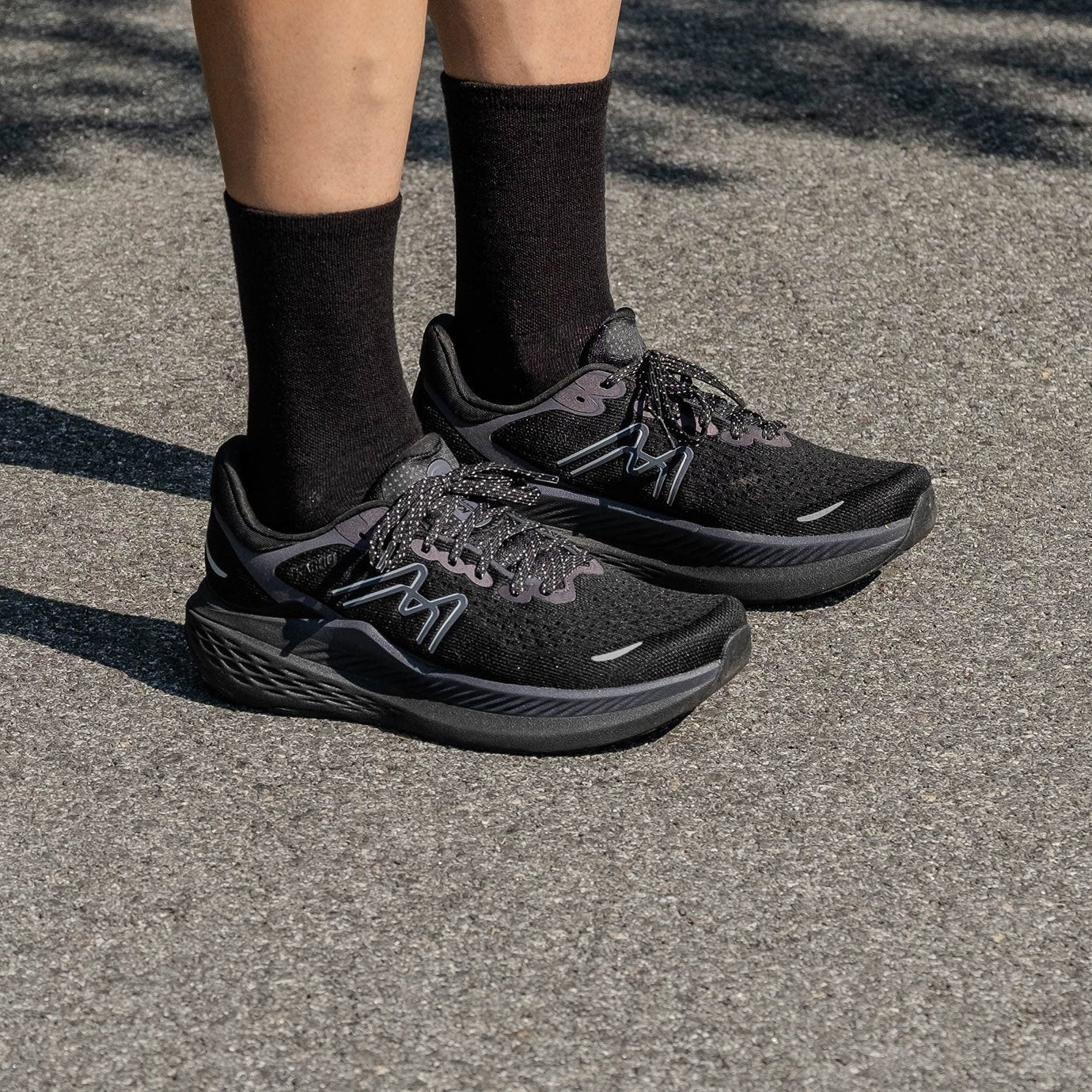 WOMEN'S MESTARI RUN 1.5 - BLACK / BLACK - Image 2