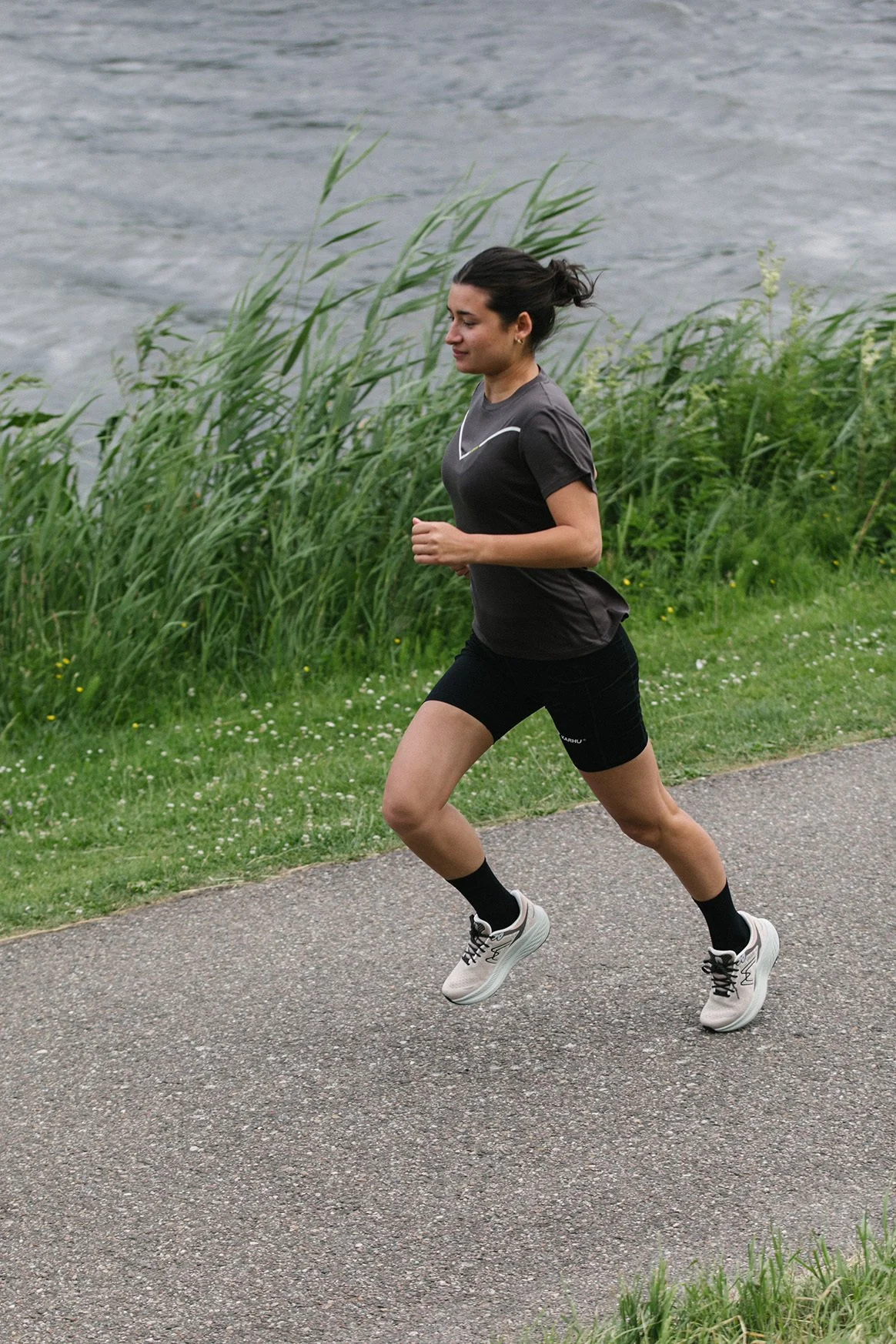 WOMEN'S MESTARI RUN 1.5 - DOESKIN / PALE AQUA - Image 8